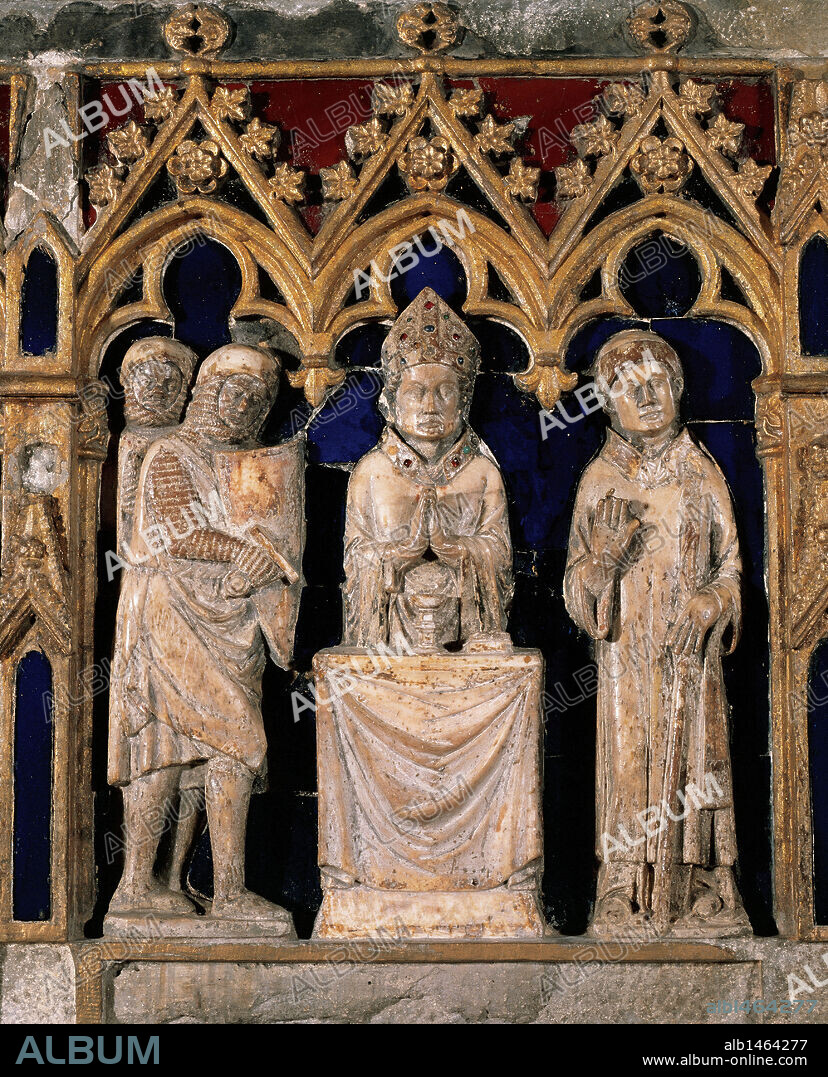 ARTE GOTICO. ESPAÑA. TOURNAI, Joan de. Escultor francés del s. XIV. SEPULCRO DE SANT NARCIS. Obra gótica realizada entre los años 1326-1328. Realizada en piedra calcárea y alabastro, con restos policroamdos. Detalle frontal del sepulcro con Sant Narcis diciendo misa entre un guerrero y un acólito. Iglesia de Sant Feliu. Girona. Cataluña.