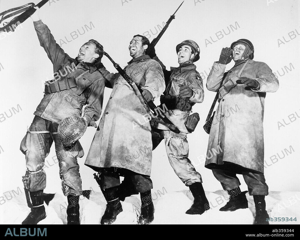 JOHN HODIAK, RICARDO MONTALBAN y VAN JOHNSON en FUEGO EN LA NIEVE, 1949 (BATTLEGROUND), dirigida por WILLIAM A. WELLMAN. Copyright M.G.M.