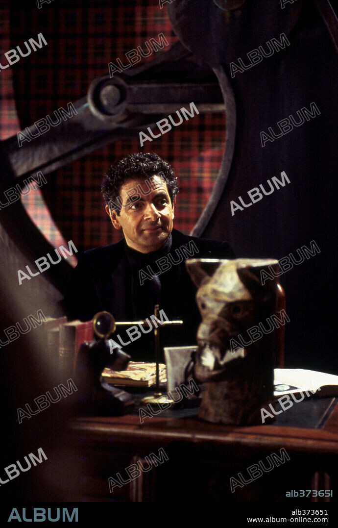 ROWAN ATKINSON en SCOOBY-DOO, 2002, dirigida por RAJA GOSNELL. Copyright WARNER BROS. PICTURES.