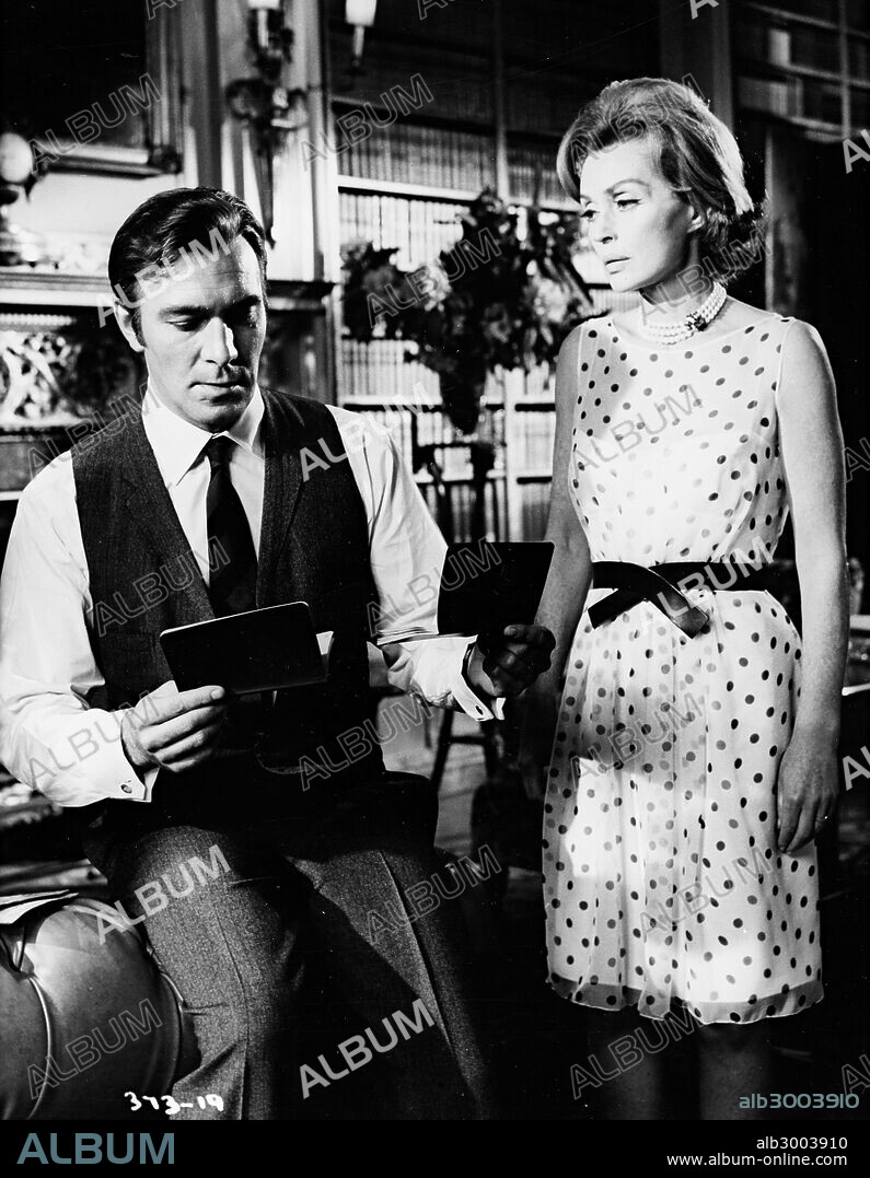 CHRISTOPHER PLUMMER y LILLI PALMER en NADIE HUYE ETERNAMENTE, 1968 (NOBODY RUNS FOREVER), dirigida por RALPH THOMAS. Copyright RANK.