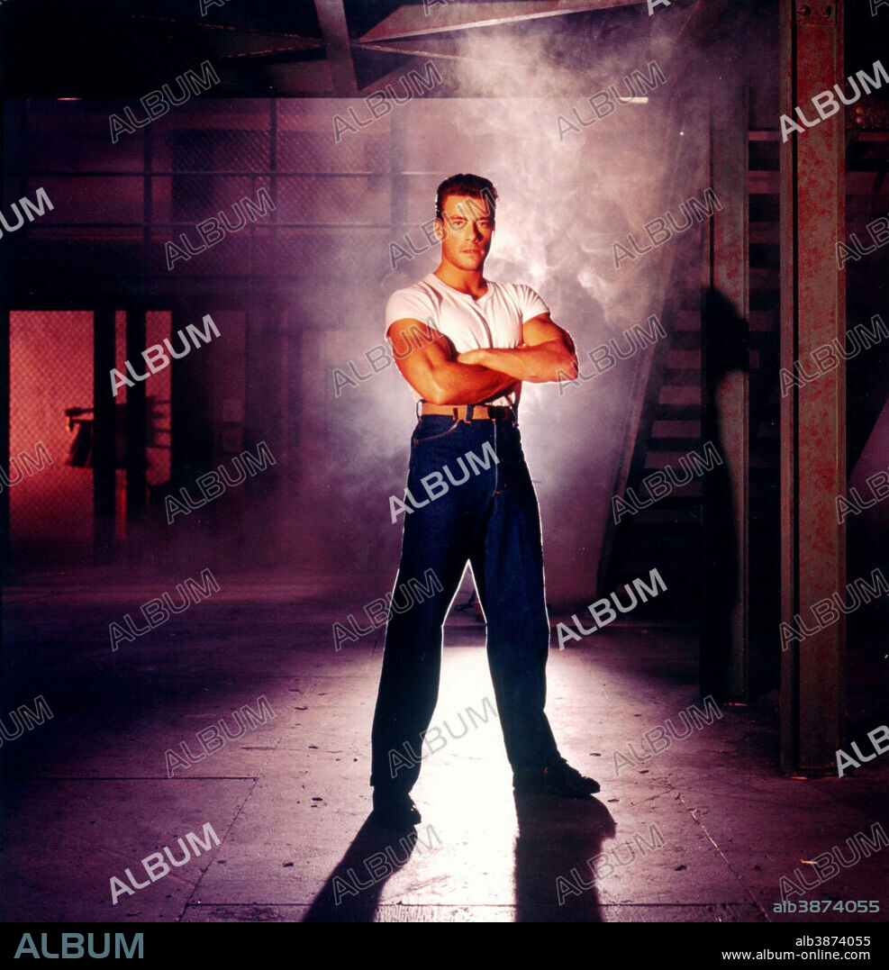 JEAN-CLAUDE VAN DAMME en LIBERTAD PARA MORIR, 1990 (DEATH WARRANT), dirigida por DERAN SARAFIAN. Copyright PATHE ENTERTAINMENT.