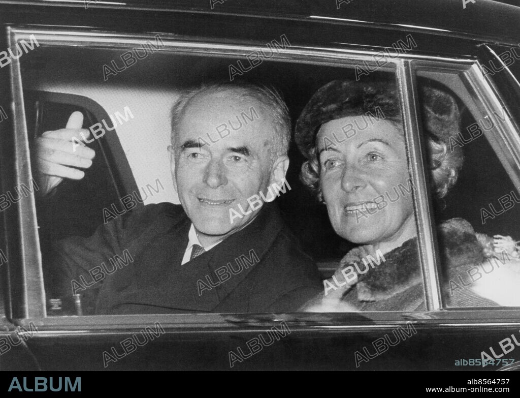 Orig. bildtext... SPANDAU PRISONERS FREED. At the week-end two war criminals, Baldur von Schirach and Albert Speer were freed from the fortress-like prison of Spandau in Berlin. Both men had completed 20-year sentences imposed by the Nuremberg War Crimes Tribunal. Only prison now left in Spandau is Hitler's former deputy, Rudolf Hess who is no 72. Photo shows: A smile and a wave from Albert Speer, 61, as he is driven from Spandau Prison after his release at the week-end. Anm. A Speer, 1905-1981, Hitlers arkitekt och rustningsminister. Dömdes i Nürnbergrättegången till 20 års fängelse CD359 persons: MARGARETE SPEER;ALBERT SPEER sites: VÄSTBERLIN;VÄSTTYSKLAND.