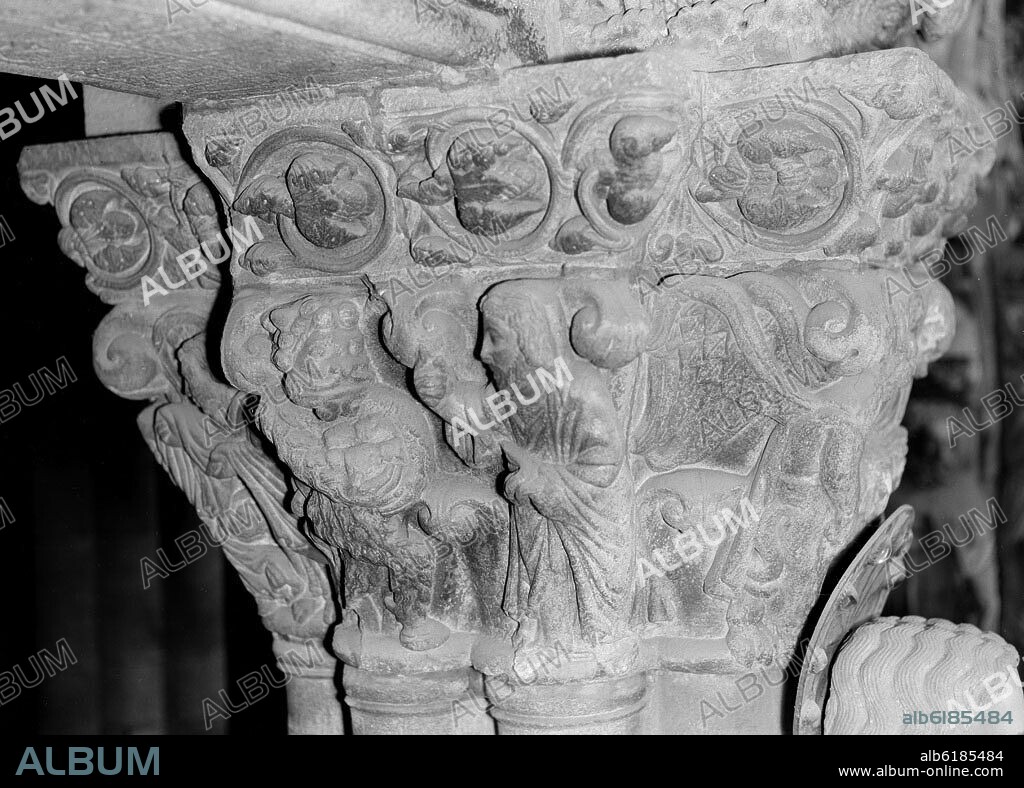 MAESTRO MATEO. CAPITEL LATERAL DE LA COLUMNA DEL PARTELUZ DEL PORTICO DE LA GLORIA - SIGLO XII - ROMANICO ESPAÑOL - TENTACIONES DE JESUCRISTO.