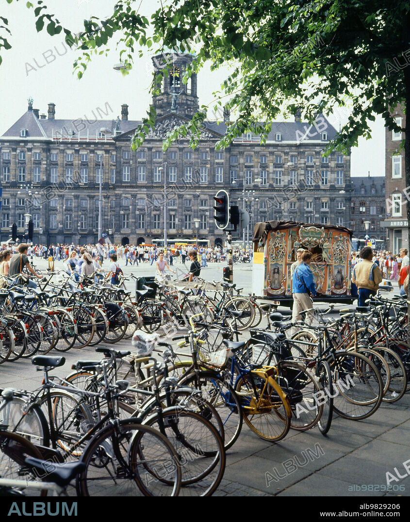 JACOB VAN CAMPEN (1595-1657). FACHADA DEL AYUNTAMIENTO Y APARCAMIENTO DE BICICLETAS EN LA PLAZA DAM.