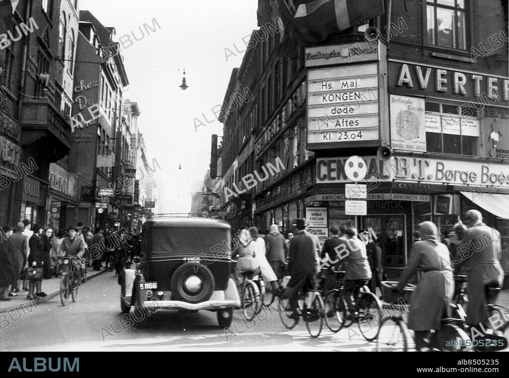 Kung Kristian X av Danmark död 19470420. Dödsbudet på Berlingske Tidendes skylt i centrala Köpenhamn. Kungliga Danmark kung Kristian X Christian X död o begravning 1947. Foto: Bertil Rubin / Sydsvenskan / IBL Bildbyrå.