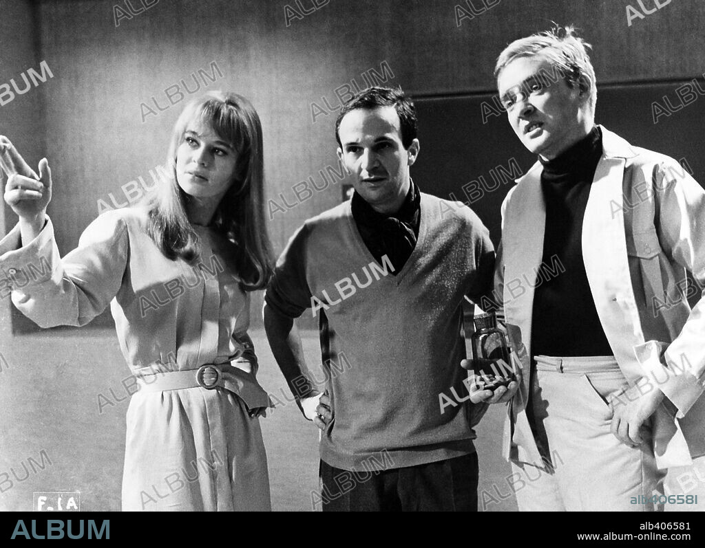 FRANCOIS TRUFFAUT, JULIE CHRISTIE and OSKAR WERNER in FAHRENHEIT 451, 1966, directed by FRANCOIS TRUFFAUT. Copyright ANGLO ENTERPRISE-VINEYARD-RANK/UNIVERSAL.