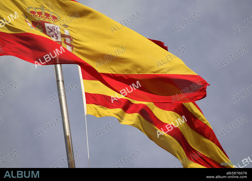 Barcelona; banderas española y catalana ("Senyera") en edificio de la Generalitat de Catalunya.