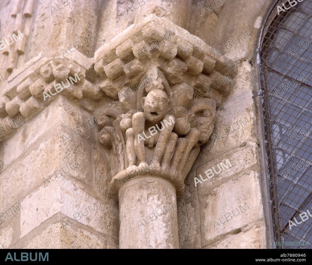 EXTERIOR- CAPITEL DECORADO CON UN HOMBRE MOSTRANDO SUS GENITALES- SIGLO XI- ROMANICO ESPAÑOL.