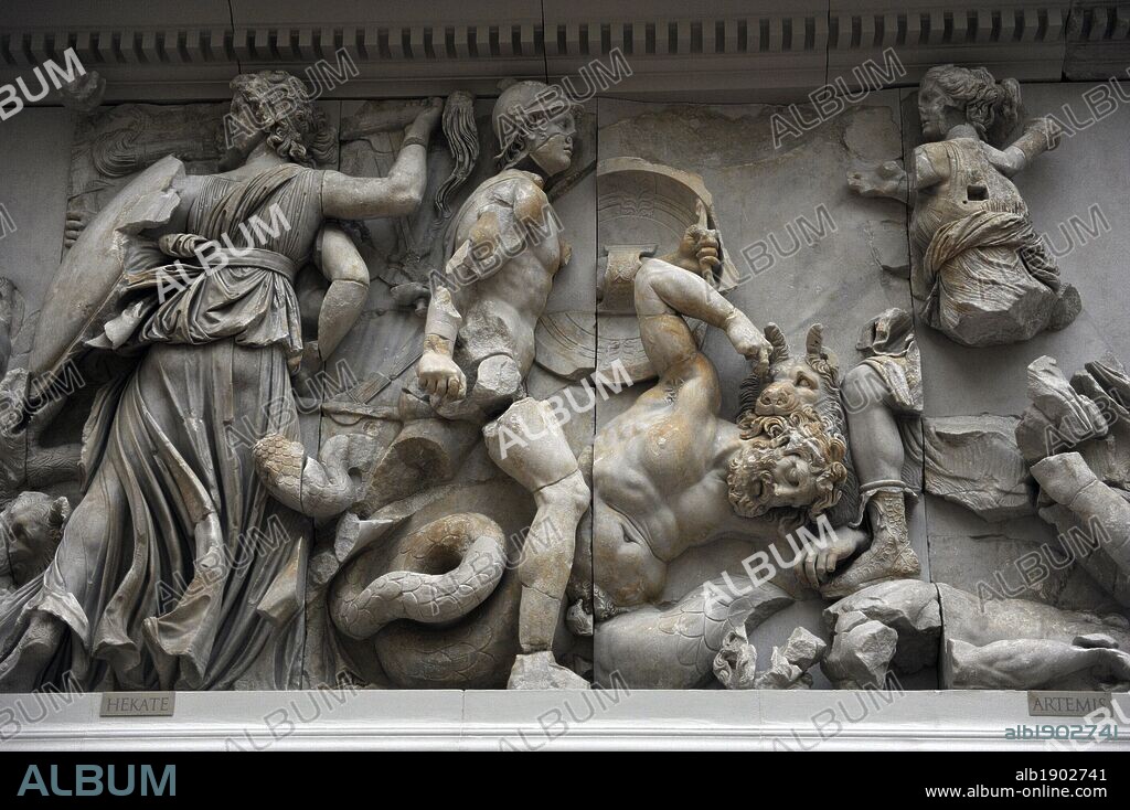 ARTE GRIEGO-HELENISTICO. ASIA MENOR. "ALTAR DE ZEUS O ALTAR DE PERGAMO". Mármol y piedra caliza. Fue construído por orden de Eumenes II Sóter (197-159 a. C.), entre los años 164 y 156 a. C. Los relieves fueron realizados por artistas de la escuela de Pérgamo, en estilo barroco helénico. GIGANTOMAQUIA. FRISO ORIENTAL o FRISO ESTE: Hécate (la de las tres cabezas), Otos (con escudo y casco), Aegaeus (mordido por el perro-león de Artemisa) y Artemis, pisando el cadaver de un gigante. Museo de Pérgamo (Isla de los Museos). Berlín. Alemania. Europa.
