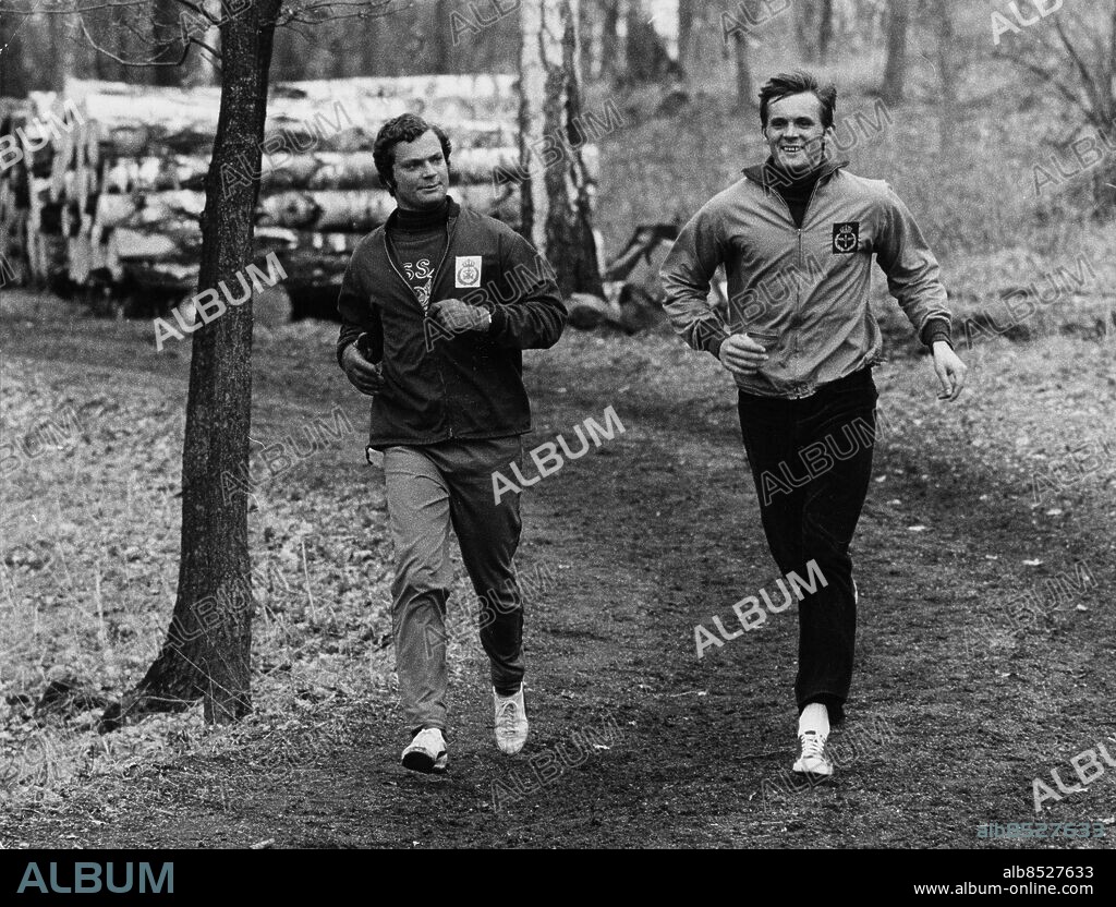 STOCKHOLM 19710429 . Kronprins Carl Gustaf och hans adjutant Peter Forsman under motionsrundan på Djurgården.. Foto Lennart Nygren / SvD / SCANPIX Code 20360. ***ARKIVBILD*** Swedish King Carl XVI Gustaf will be celebrating his 70th birthday on April 30, 2016.