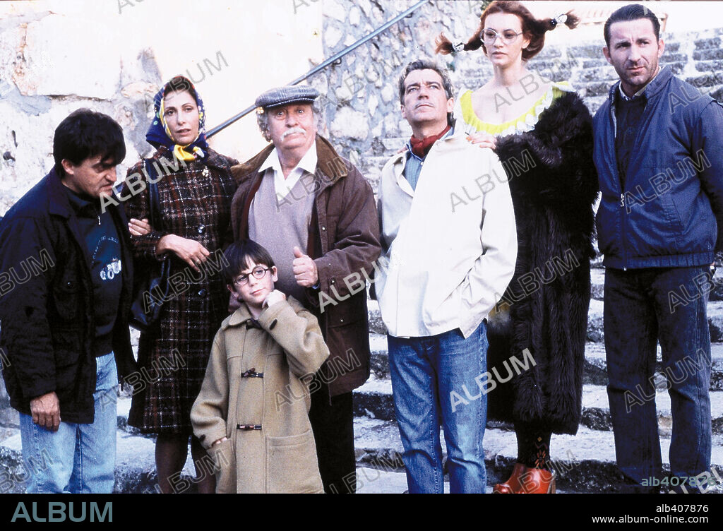 DORO BERENGUER, EL GRAN WYOMING, MARIA BARRANCO, OSCAR LADOIRE and VICENTE HARO in MANOLITO GAFOTAS EN! MOLA SER JEFE!, 2001, directed by JOAN POTAU. Copyright CASTELAO PRODUCTIONS / GUEREÑU, DANI.