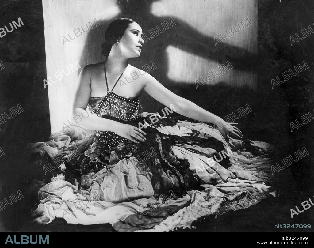 Orig. bildtext... BEAUTIFUL PERSIAN DANCER TO HEAD FIRST COURT BALLET IN ABYSSINIA. 14.8.30 Miss Lia Niako, a famous Persian dancer has been engaged by Ras Taffari, Emperor of Abyssinia, to be the Ballerina of his Court in Addia-Ababa. Ras Taffari wishing to modernise his Court, has decided to creat an Opera and Ballet, which will both be organised and headed by Miss Lia Niako, the beautiful dancer. Miss Lia Niake is now in Paris seeking artists to complete her troupe, and will also visit London prior to her departure for Abyssinia. O.P.S. Miss Lia Niako, who will head the forst Court Ballet in Abyssinia, photographed in a graceful pose. Orig. bildtext... DEN PERSISKA DANSERSKAN, MISS LIA NIAKO. Anm. L Niako, eg Maria Kruse, 1908-?, tysk dansös Skuggor CD661 persons: LEA NIAKO sites: PARIS;TYSKLAND*;FRANKRIKE PhotoDate:1930-??-??.