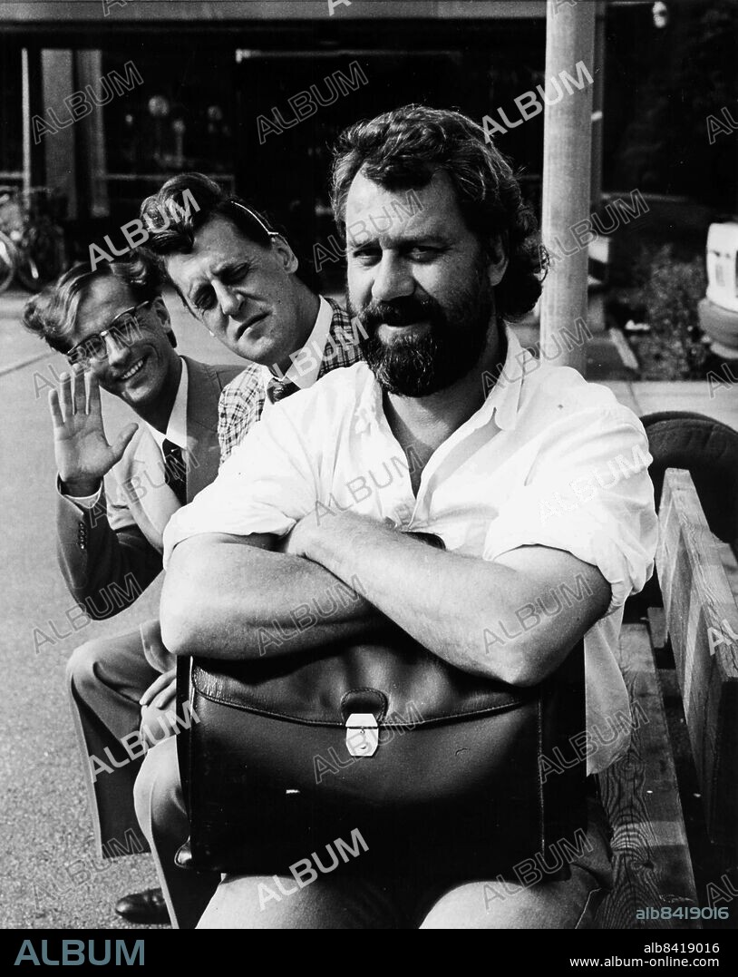 GÖTEBORG 1988-09-09. Håkan Wennberg - manusförfattare, i bakgrunden Hans Wiktorsson (tv) och Lasse Brandeby som karaktärerna Arne och Kurt Olsson *** Local Caption *** GP Foto: Jan Peter / Kamerareportage / TT / Kod: 2524.