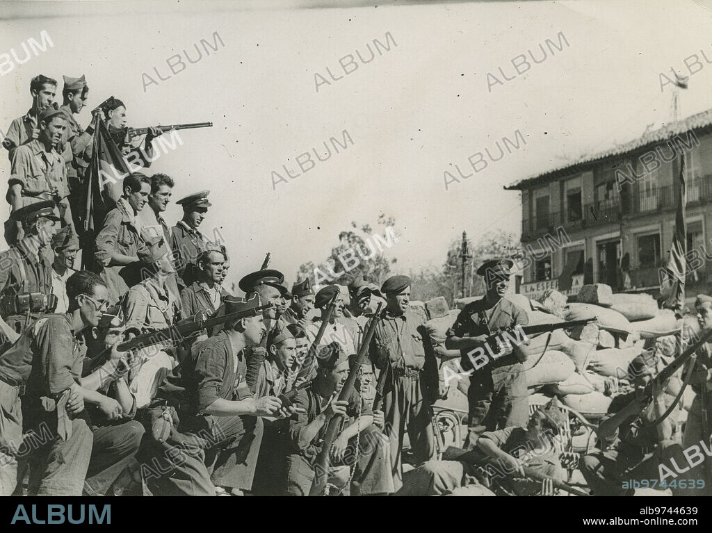 Agosto 1936. Toledo (España). Guerra Civil Española. Guardias de asalto y milicias observando el efecto del fuego de artillería contra el Alcázar de Toledo.