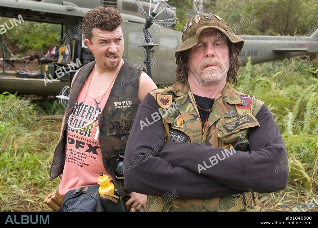 DANNY MCBRIDE and NICK NOLTE in TROPIC THUNDER, 2008, directed by BEN STILLER. Copyright DREAMWORKS SKG/RED HOUR FILMS/ROAD REBEL / WALLACE, MERIE W.