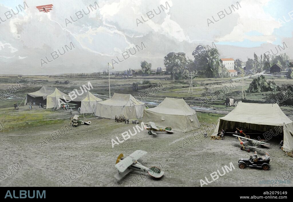 PRIMERA GUERRA MUNDIAL. AVIACION. Diorama que muestra un campo de aviación operacional de la I GM, típico entre 1917/1918. Se compone de una colección de tiendas de campaña y aviones pintados individualmente. Un biplano de caza alemán Albatros D. V. y un triplano de caza alemmán Kokker Dr. I. Deutsches Museum (Museo de la Ciencia y la Tecnología). Munich. Alemania. Europa.
