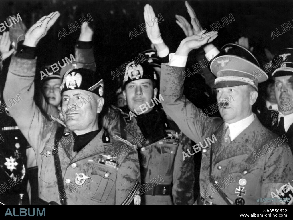SEKLET-POLITIK-30      De båda fascisterna Italiens Benito Mussolini och Tysklands Adolf Hitler gör Sieg Heil-hälsningen under Mussolinis officiella statsbesök i Berlin 1937. Foto: Hoffmann Kod: 190/9909 COPYRIGHT SCANPIX SWEDEN.