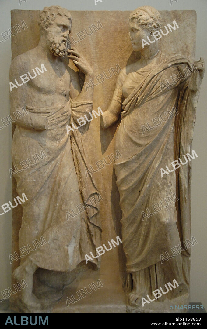 ARTE GRIEGO. GRECIA. SIGLO IV a. C. ESTELA FUNERARIA DE HIERON Y LYSIPPE en mármol pentélico. Representaba a UNA HOMBRE Y UNA MUJER DANDOSE LA MANO, UNIDOS INCLUSO DESPUES DE LA MUERTE. El relieve pertenece a un naiscos de la sepultura de Hierokles. Fechada hacia entre los años 325-300 a. C. Localizada en Rhampous (Atica). Museo Arqueológico Nacional. Atenas.