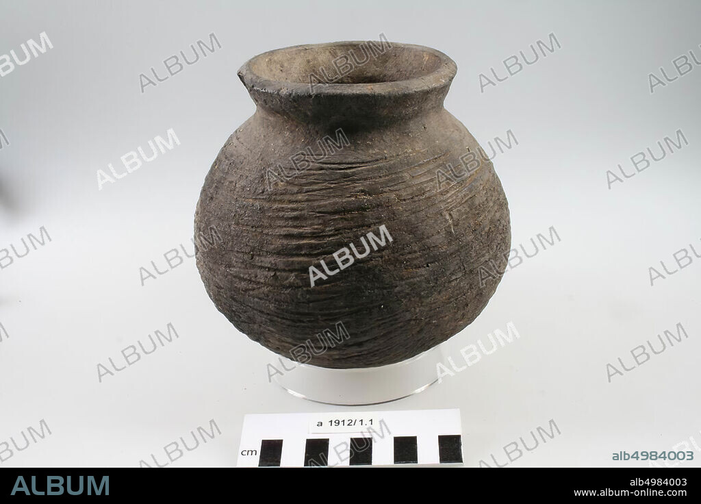 The Netherlands Middle Ages, pot, pottery, late ball pottery, h, 16.1 cm, diam, 16.7 cm, lmeb 1275-1325 AD, the Netherlands, Friesland, De Fryske Marren, Nieuwebrug.