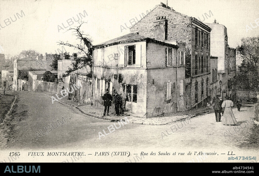 'Vieux Montmartre. Rue des Saules et rue de l'Abreuvoir'. La maison, au centre de l'image, a servi de modele pour 'La maison rose' de Maurice Utrillo. Carte postale vers 1905. Credit : Jean Vigne/KHARBINE-TAPABOR.