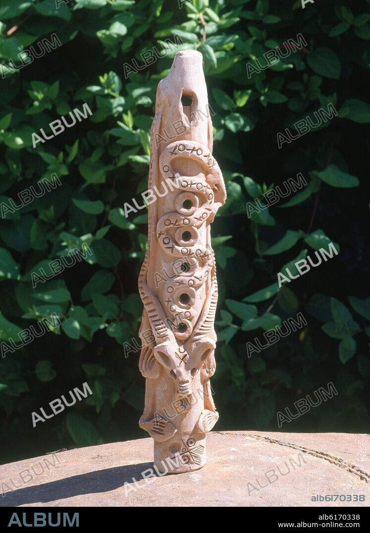 FLAUTA PASTORIL DE BARRO CON ADORNOS EN RELIEVE - SIN VIDRIAR - ARTE POPULAR.