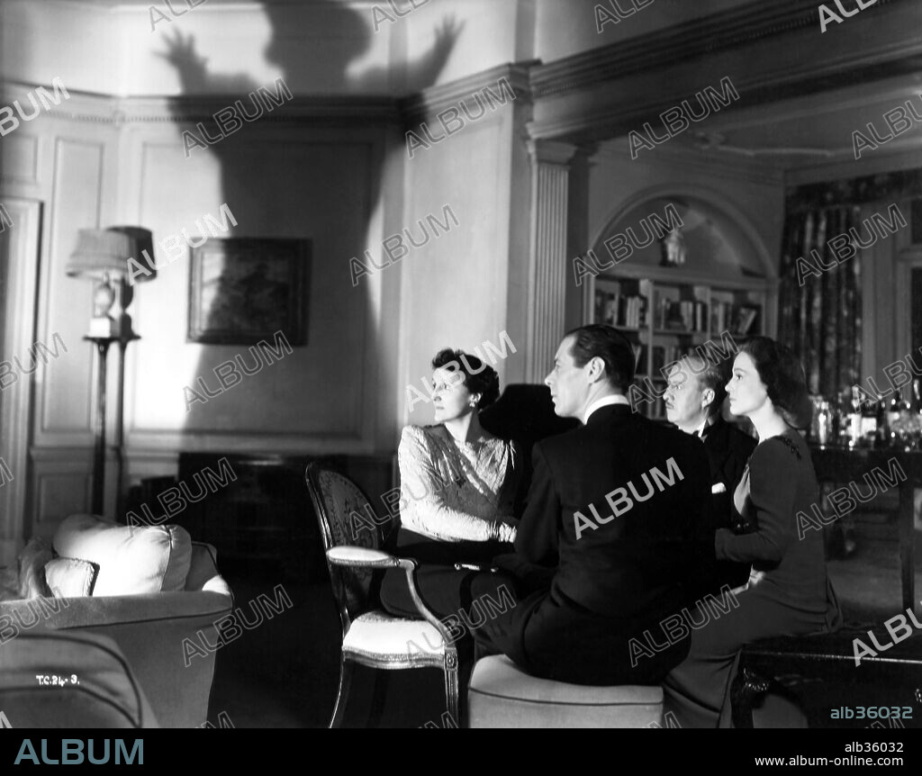 CONSTANCE CUMMINGS, HUGH WAKEFIELD, JOYCE CAREY y REX HARRISON en UN ESPIRITU BURLON, 1945 (BLITHE SPIRIT), dirigida por DAVID LEAN. Copyright TWO CITIES/CINEGUILD.