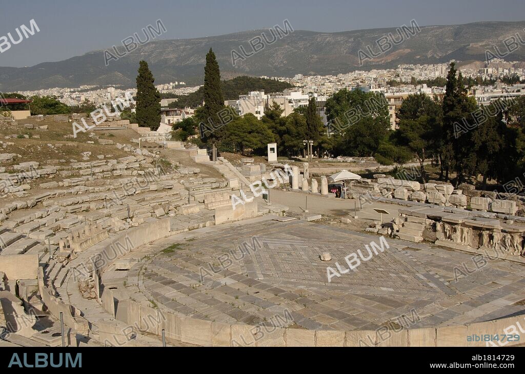 ARTE GRIEGO. GRECIA. TEATRO DE DIONISIO. Vista parcial de la ORQUESTA pavimentada con losas de mármol. Construido en tiempos de Alcibíades (405 a. C.). ATENAS.