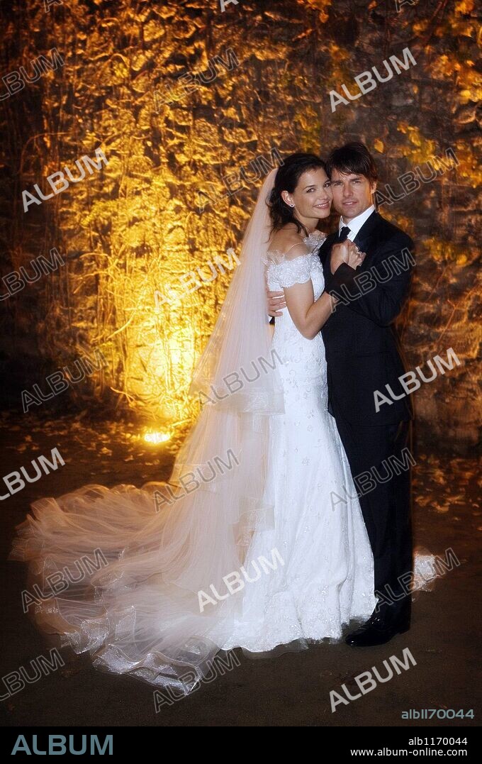 Nov 18, 2006 - Bracciano, ITALY - It is official - TOMKAT are hitched! Actor TOM CRUISE the groom and actress KATIE HOLMES the bride, in her Armani wedding dress, pose for their official wedding picture on Saturday, Nov. 18, 2006, at the 15th-century Odescalchi Castle overlooking Lake Bracciano outside of Rome. Shortly after saying there vows. The party of 150 was treated to a royal party , with first class everything and fireworks. Mandatory Credit: Photo by Robert Evans-Official Photo/ZUMA Press. (. 18/11/2006