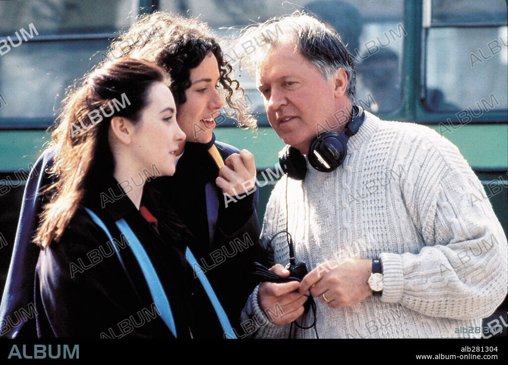 GERALDINE O'RAWE, MINNIE DRIVER y PAT O'CONNOR en CÍRCULO DE AMIGOS, 1995 (CIRCLE OF FRIENDS), dirigida por PAT O'CONNOR. Copyright SAVOY PICTURES.