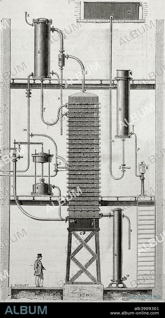 Destilería establecida en Maisons-Alfort (Francia) por el Barón austríaco Max Von Springer (1808-1885). Aparato destilador, sistema Savalle, para un trabajo diario de 25.000 kilos de grano. Dibujo de L. Guiguet. A-Columna de destilación, B-Dispositivo conectado para hacer que los materiales extraños transportados por la corriente de vapor regresen a la columna, pasando de ella al calentador de vino, C-Calentador tubular del vino, D-Refrigerador tubular, E-Cilindro de medición para el drenaje de flemas. F-Regulador de temperatura del dispositivo. G-Tubo de contrapresión para descargar las vinazas. H-Depósito de agua fría. Dibujo por L. Guiguet. Grabado. La Ilustración Española y Americana, 22 de abril de 1876. Biblioteca Histórico Militar de Barcelona. Cataluña, España.