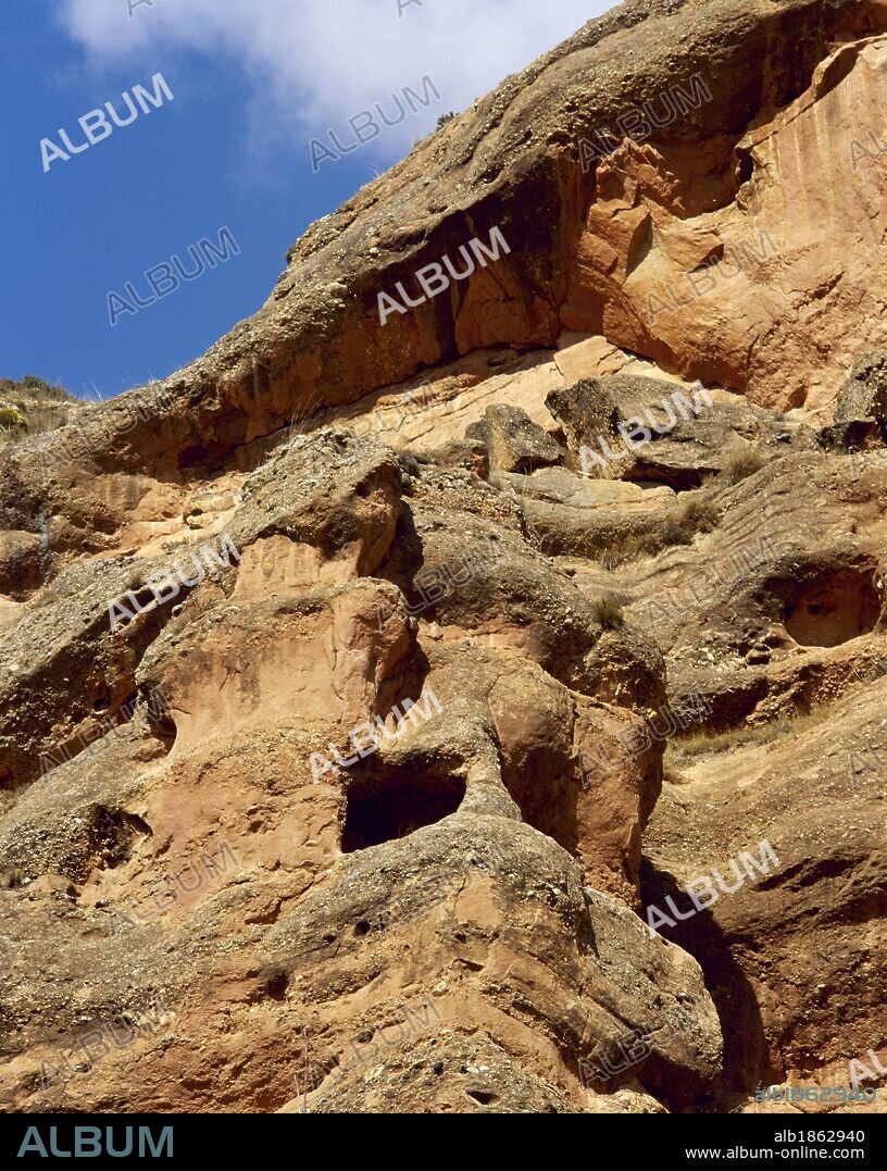 LA RIOJA. SANTA EULALIA SOMERA. Vista de las CUEVAS EREMITICAS en las que, durante el período visigodo, habitaron gran cantidad de anacoretas con objeto de dedicarse en pleno a la oración y la penitencia. Se encuentran en el Valle del río Cidacos. Comarca de La Rioja Baja. España.