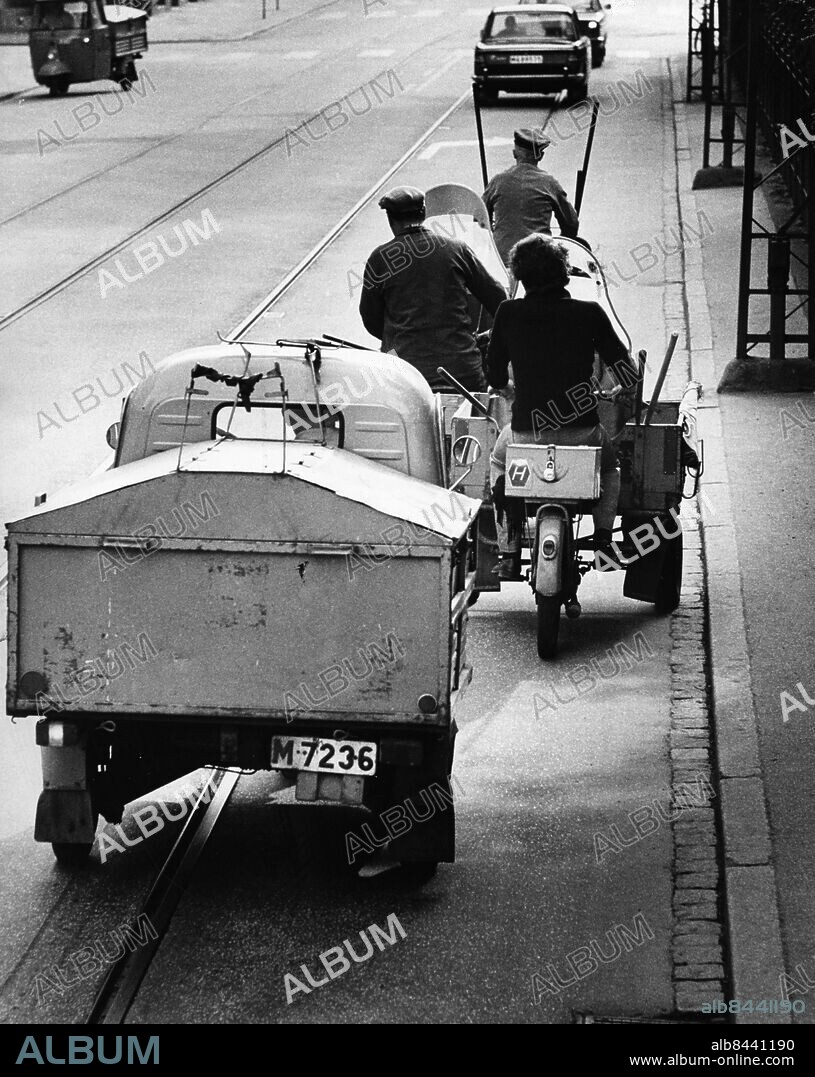 Gatsopare renhållningsarbetare i Malmö kör ut på stan med sina mopeder vid arbetsdagens början 1971.. Foto: Lennart Peters / Sydsvenskan / IBL Bildbyrå.