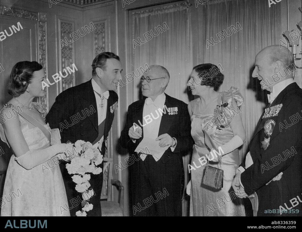 Dinner at the Dorchester Hotel, given by the British Schools Exploring Society. L to R. Lord and Lady Mountbatten, Surgeon-Commander Murray Levick who was with Scott in the Antarctic; - and Sir Frederick and Lady Sykes. January 30, 1951. (Photo by Daily Mail Contract Picture).