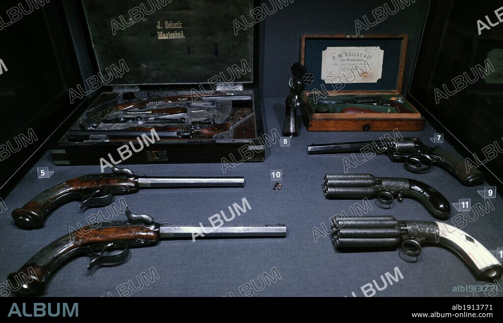 ARMAS DE FUEGO. 8-Objetos punzantes, sistema de percusión pepperbox. Austria, firmado H. Mann, 1859. De acero azulado, grabado, plata, nogal pulido, Armas lisas, calibre: 5 mm. 9-Revolver de Persución. Londres, empresa Reilly, 1860. De acero azulado y el grabado, madera de nogal. calibre de ánima rayada, de 11 mm. 10-Cartuchos de papel de aluminio. Europa, 2 ª mitad del siglo XIX, cobre. 11-Percusión Pepperbox. Bélgica, firmado. Mariette, 1837-1850. imitación de Damasco, de acero grabada, ébano, 8 mm de calibre. 12-Percusión Pepperbox. Bélgica, Lieja, firmado, ELG, acerca de 1850. Imitación Damasco, acero, marfil estriado, de 8 mm de calibre. Museo Nacional de Cracovia. Polonia. Europa.