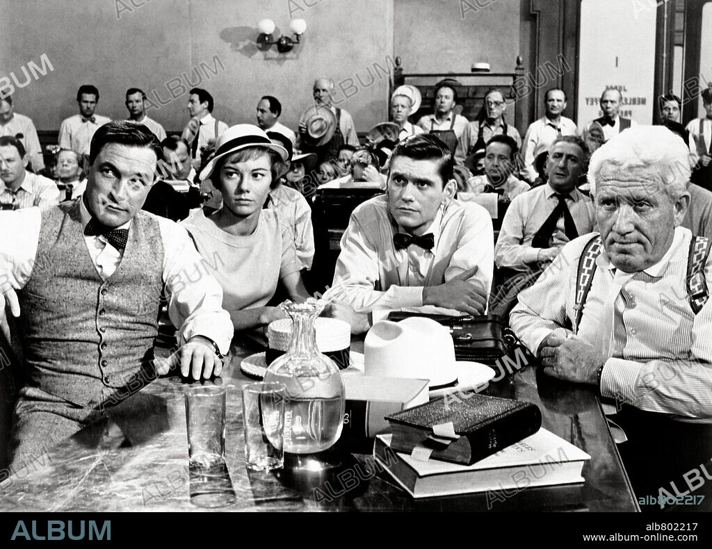 DICK YORK, GENE KELLY and SPENCER TRACY in INHERIT THE WIND, 1960, directed by STANLEY KRAMER. Copyright UNITED ARTISTS.