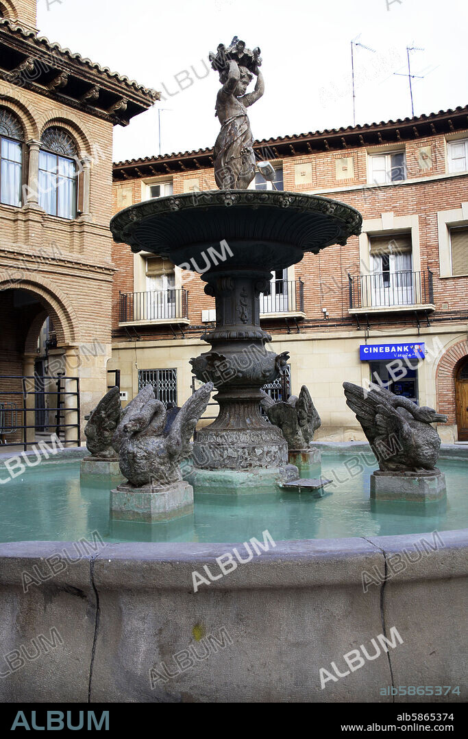 Cariñena; Fuente de la Mora (mana vino durante fiesta de la vendimia).