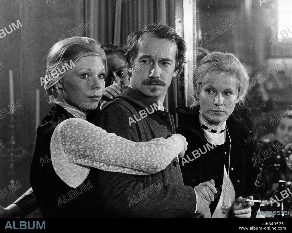 1975.. EN DÅRES FÖRSVARSTAL. TV-teater i 4 delar efter August Strindberg i regi av Kjell Grede.. Sänt första gången 1976-11-17.. Här ses från vänster skådespelarna Rebecca Pawlo, Gösta Ekman, som Axel, och Bibi Andersson, som Maria.. Foto: Kenneth Thorén / SVT / Kod: 5600. Bild publ. i RiR 3/76, RiR 34/76, RiR 47/76 och RiR 10/80. Bildservice F 102. Mapp: TV En dåres försvarstal TVteater.