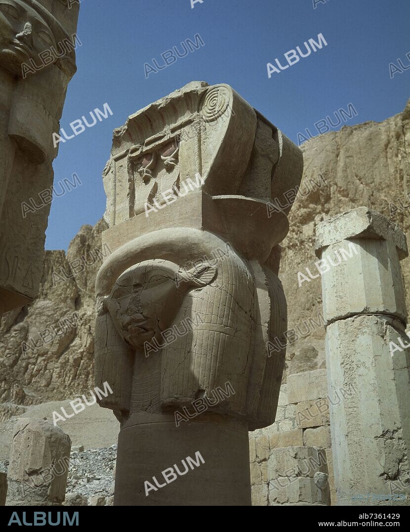 CAPITEL CON LA IMAGEN DE HATSHEPSUT- TEMPLO FUNERARIO DE LA REINA HATSHEPSUT- DEIR-EL-BAHARI - SIGLO XV AC - FOTO AÑOS 80.