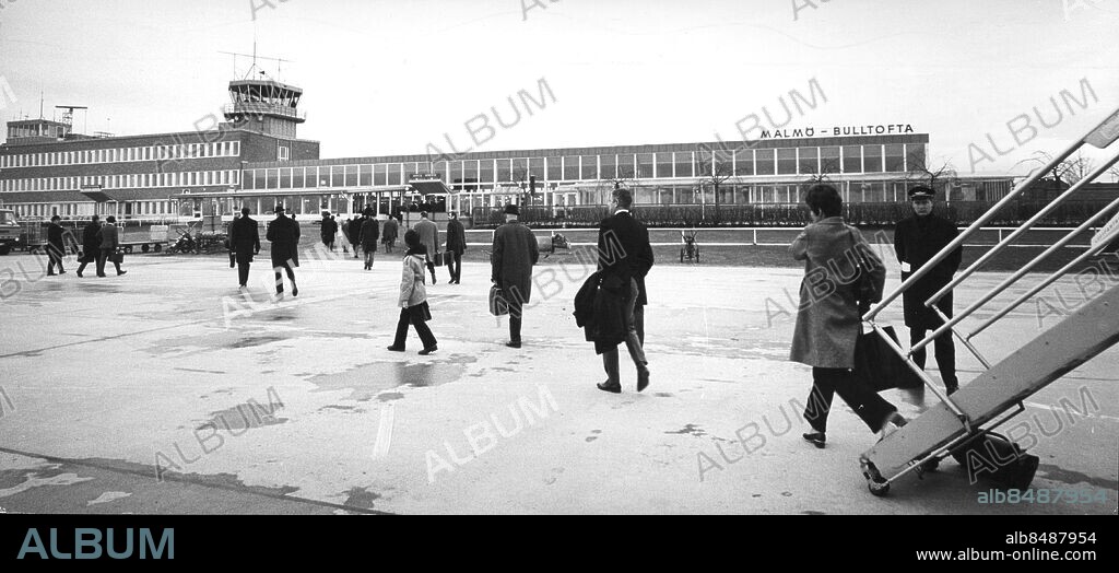 Bulltofta flygplats i Malmö / stationsbyggnaden vid Sallerupsvägen / exteriör / . plattan fältet landningsbanorna / passagerare resenärer. Malmö Gamla Malmö Flyg Flygplatser Bulltofta Sallerupsvägen Exteriörer 1970 /. Flygstationen / Flyg Passagerare Resenärer. (c) Rolf Zieger / Sydsvenskan / IBL *** Local Caption *** Bulltofta Airport, Malmoe, Sweden 1970.