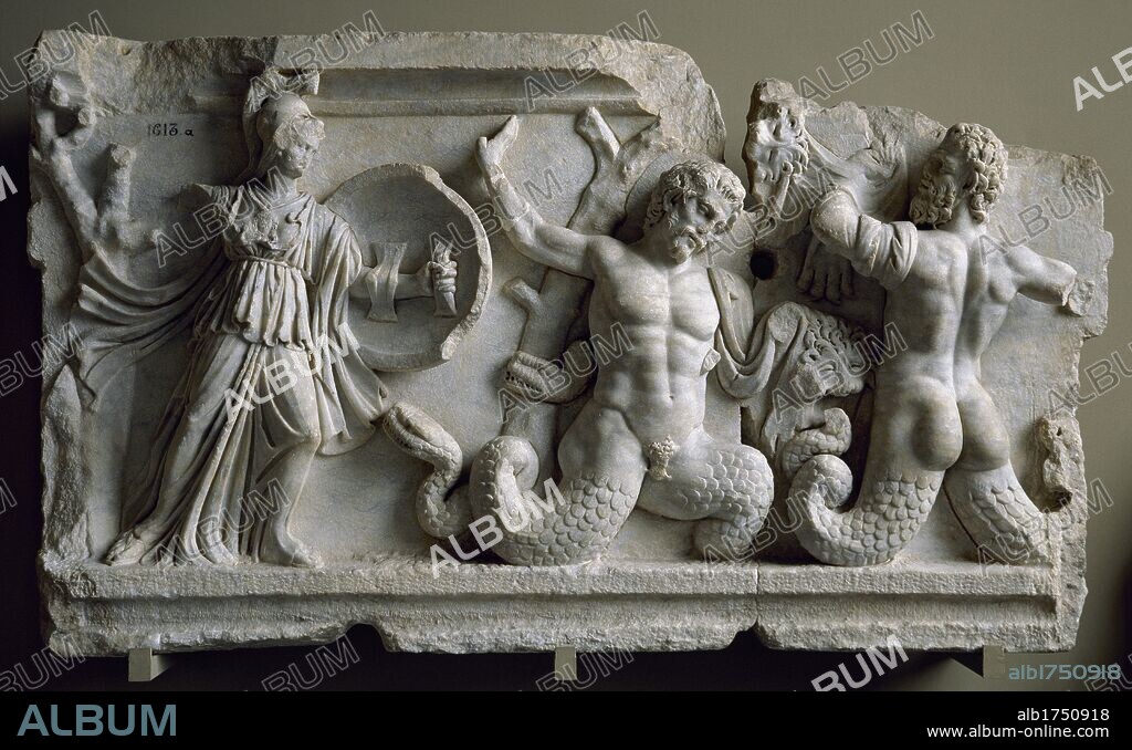 ARTE ROMANO. ASIA MENOR. Fragmento de un friso del s. II d. C. donde se representa un GIGANTOMAQUIA. A la izquierda, la DIOSA ATENEA ATACANDO A DOS GIGANTES que en lugar de piernas tienen serpientes. Procedente de Afrodisia (Turquía). Museos Arqueológicos (Museo de las Antigüedades). Estambul. Turquía.