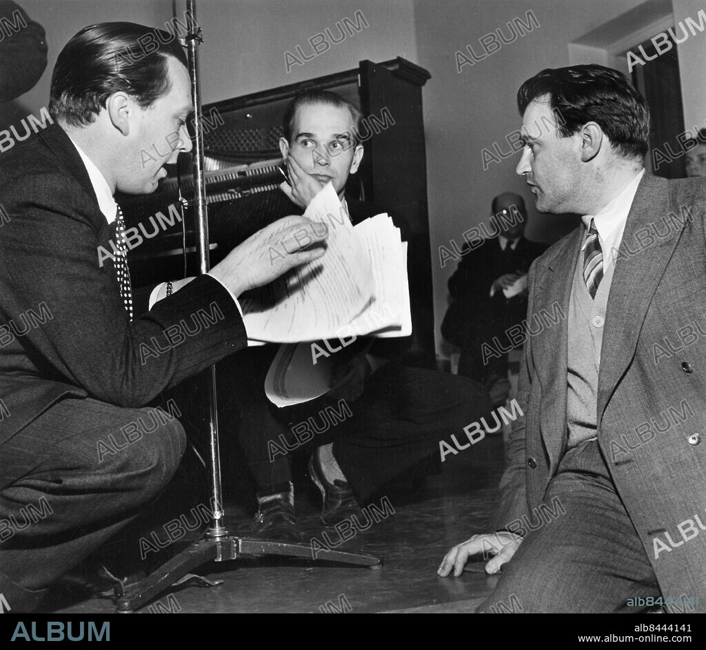 ENKÖPING 1949-11-07.. HEJ GRABBAR!. Radioprogram för värnpliktiga.. Sänt första gången 1949-11-07.. Här ses från vänster Roland Eiworth, radio- och TV-man, Charlie Norman, jazzpianist, sångare och underhållare, och Kjell Stensson, journalist och radiotekniker.. Foto: Sören Hoffman / RiR / SVT / Kod: 5600. RiR sv/v. Mapp: RADIO-Diverse program Hej grabbar L 10. Trio.