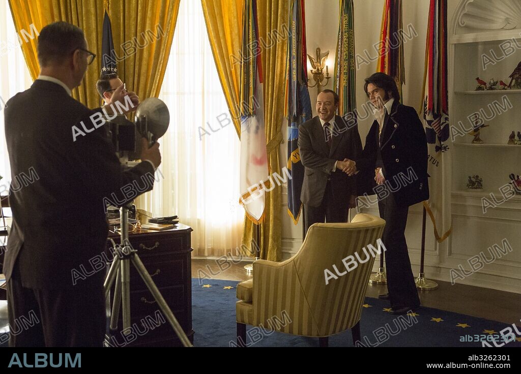 KEVIN SPACEY and MICHAEL SHANNON in ELVIS AND NIXON, 2016, directed by CARY ELWES. Copyright BENAROYA PICTURES/PICK UP TRUCK PICTURES.