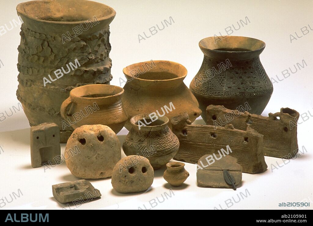 CONJUNTO PIEZAS CERAMICAS. EDAD DEL BRONCE CAMPOS DE URNAS S VII a.C. (DEPOSITO: MUSEO ARQUEOLOGICO NACIONAL).