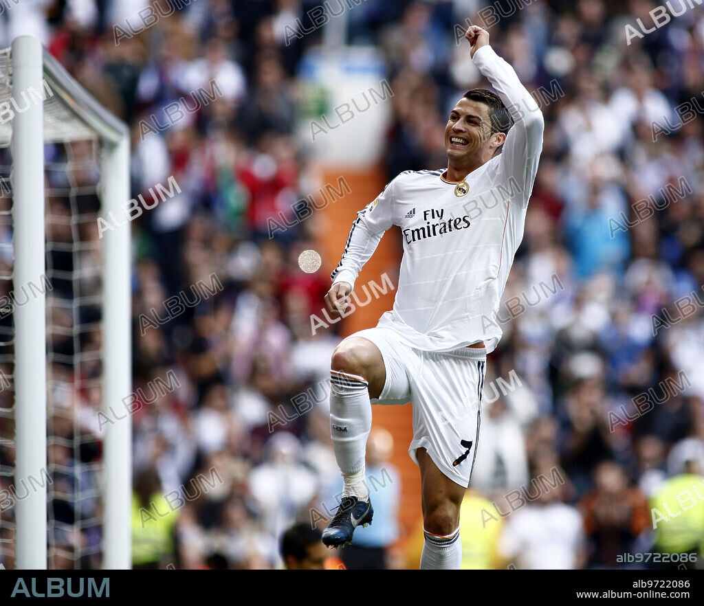 Madrid, 09/11/2013. Partido de Liga entre el Real Madrid y la Real Sociedad, en el estadio Santiago Bernabéu. En la imagen, Cristiano Ronaldo marca y celebra el gol con sus compañeros. Foto: Oscar del Pozo ARCHDC.