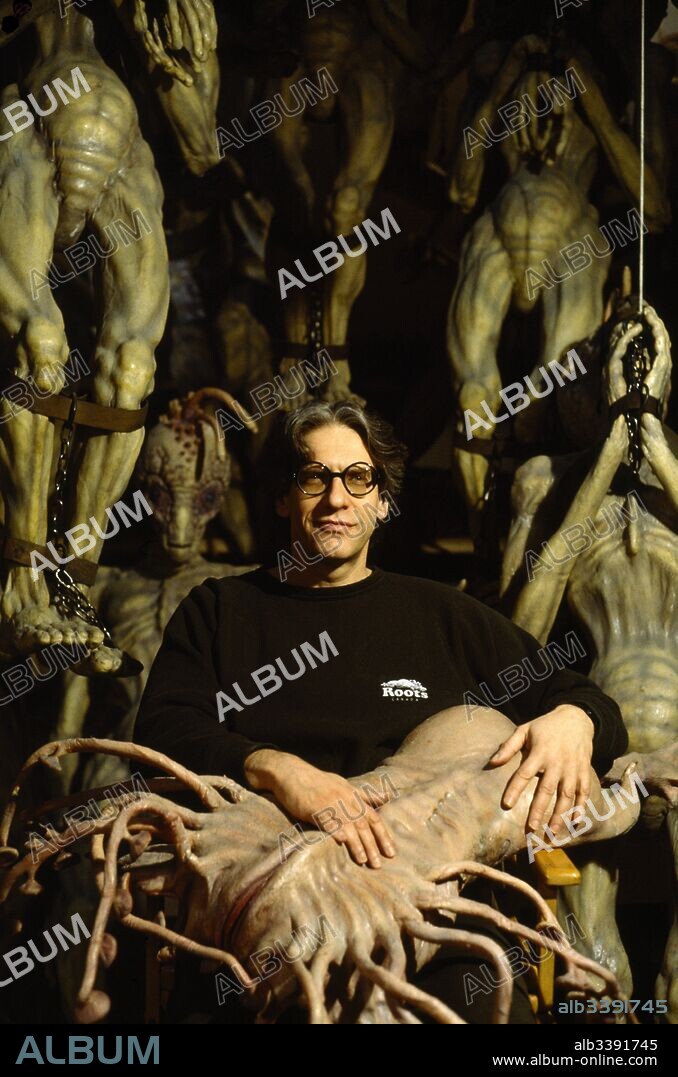 DAVID CRONENBERG en EL ALMUERZO DESNUDO, 1991 (NAKED LUNCH), dirigida por DAVID CRONENBERG. Copyright FILM TRUSTEES LTD./NAKED LUNCH PRODUCTIONS/NIPPON FILM DEVEL.