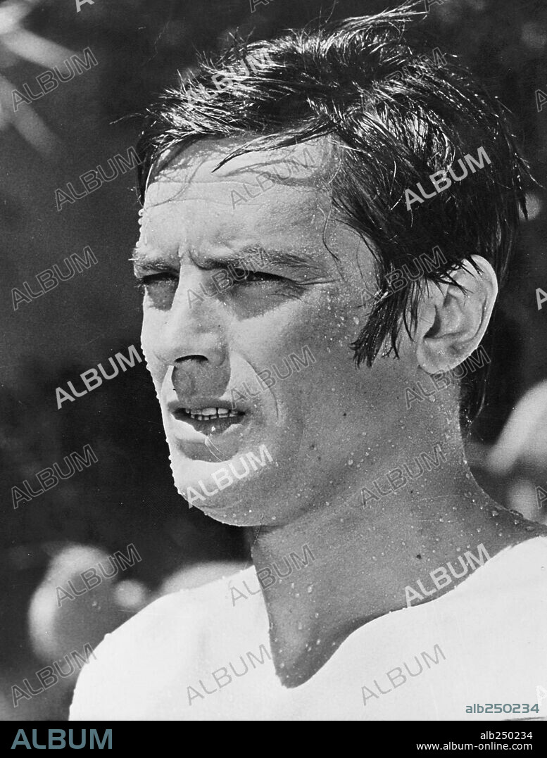 ALAIN DELON en LA PISCINA, 1969 (LA PISCINE), dirigida por JACQUES DERAY. Copyright S.N.C/TRITONE.