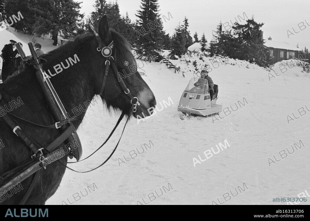 Current 2-1-1973 : Another Nora in Norway. Jane Fonda was recently in Norway to play the lead role in "A Doll's House". Now a new Nora has appeared in yet another "Dollhouse" film, Claire Bloom, known from "Rampelys". Photo: Aage Storløkken / Aktuell / NTB. ***PHOTO NOT IMAGE PROCESSED***.