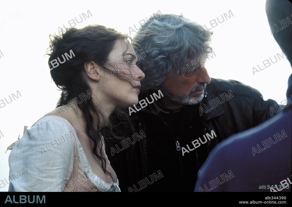 KATE WINSLET and PHILIP KAUFMAN in QUILLS, 2000, directed by PHILIP KAUFMAN. Copyright FOX SEARCHLIGHT PICTURES / APPLEBY, DAVID.