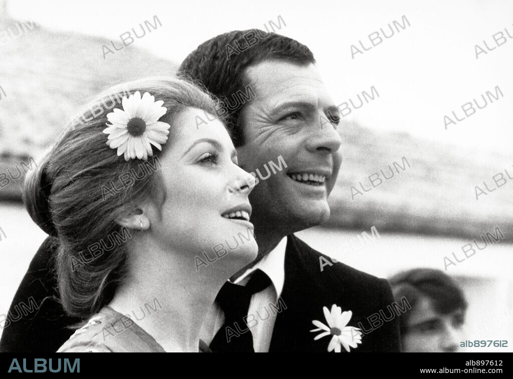 Catherine Dorléac und MARCELLO MASTROIANNI. CATHERINE DENEUVE und MARCELLO MASTROIANNI in ÇA N'ARRIVE QU'AUX AUTRES, 1971, unter der Regie von NADINE TRINTIGNANT. Copyright MARS FILMS.