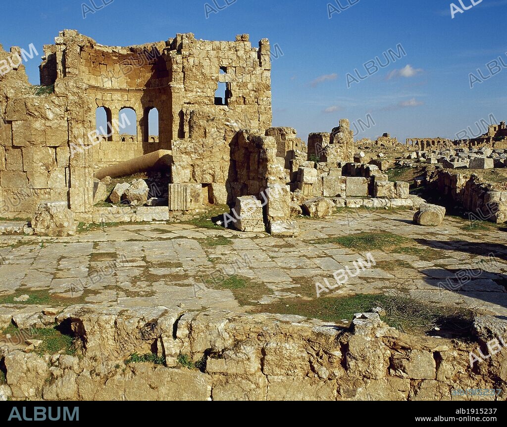 ARTE BIZANTINO. SIRIA. IGLESIA METROPOLITANA. Construida en el año 520, con planta cuadrada y coronada por una cúpula. En su interior se encontraron distintos sarcófagos de obispos que hacen deducir que se trataba de la iglesia episcopal de la ciudad. Vista general. RUSAFA.